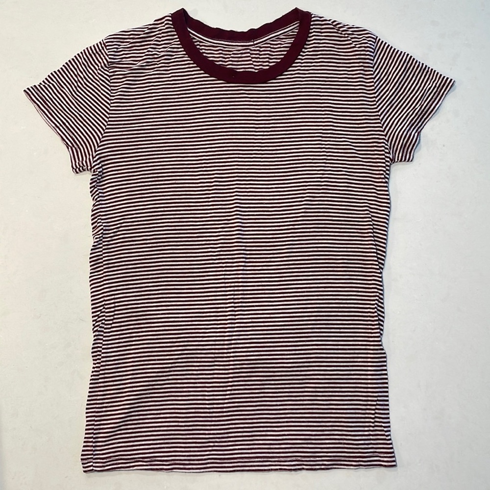 BRANDY MELVILLE SIZE (S) SHORT SLEEVE T SHIRT